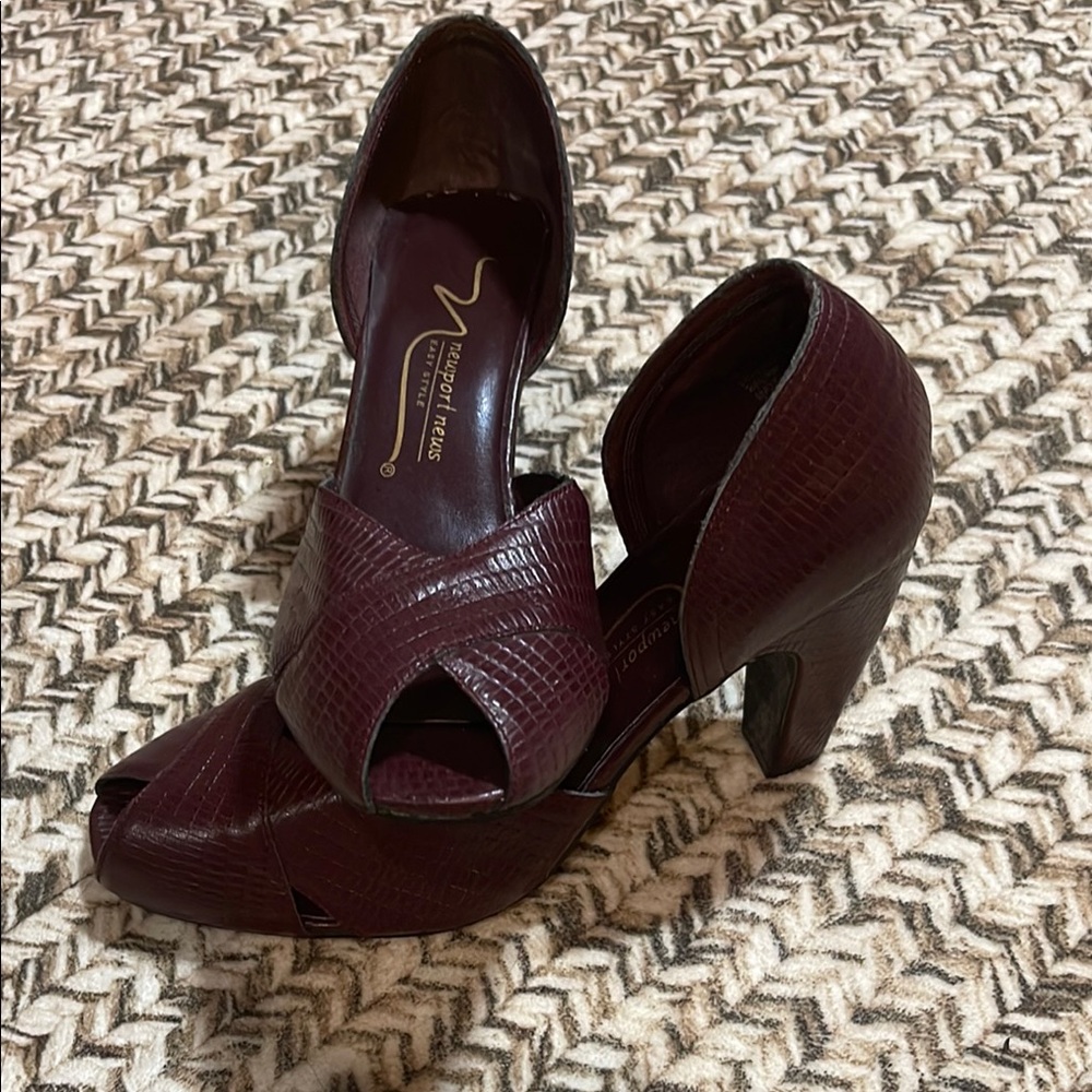 Vintage Newport News 4” Peep Toe Wine Heels with Textured Design